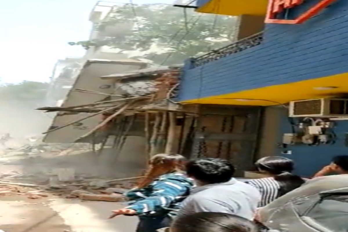 Delhi: दिल्ली के सत्य निकेतन में 3 मंजिला बिल्डिंग गिरी, कई लोगों के दबे होने की आशंका