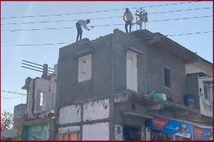 Gujarat: बुलडोजर का खौफ, JCB पहुंचा तो लोग खुद ही हथौड़ा-फावड़ा लेकर कब्जा हटाने लगे