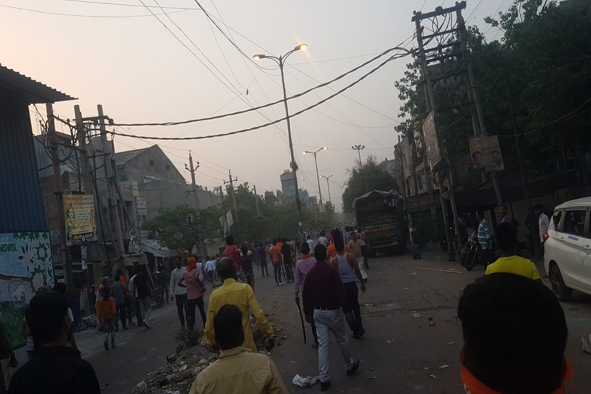 Delhi: जहांगीरपुरी में हनुमान जयंती शोभायात्रा में हंगामा, उपद्रवियों ने गाड़ियों में जमकर की तोड़फोड़