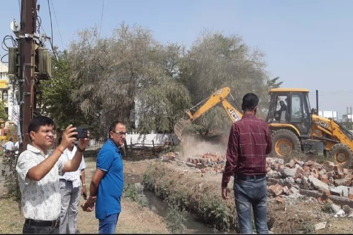 MP: जबलपुर में भू-माफियाओं की अवैध जमीनों पर चला बुलडोजर, करोड़ों की जमीन अतिक्रमण मुक्त कराई