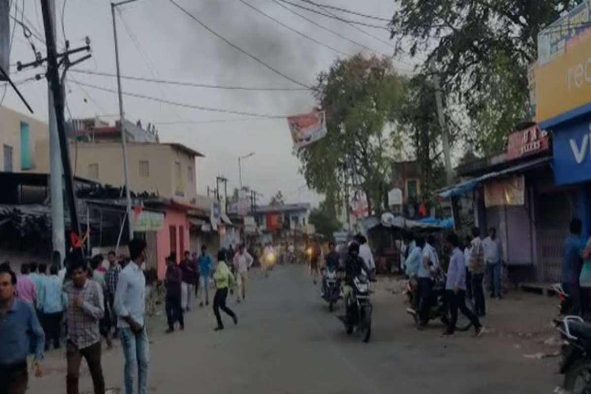 Rajasthan: हिंदू नववर्ष के मौके पर हिंसा की आग में झुलसा करौली, पुलिसवालों पर भी शरारती तत्वों ने किया पथराव  