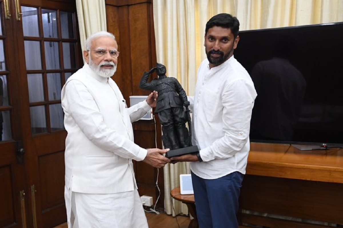 Delhi: PM मोदी से मिले मूर्तिकार अरुण योगीराज, भेंट की सुभाष चंद्र बोस की प्रतिमा, प्रधानमंत्री ने शेयर की फोटो