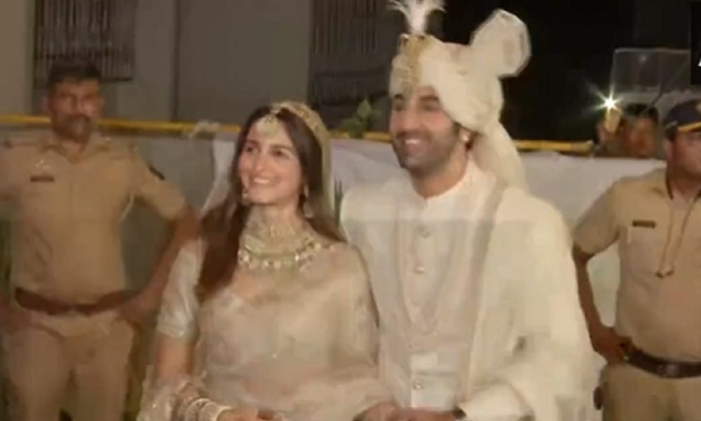 Ranbir-Alia Wedding: एक-दूजे के हुए रणबीर-आलिया, मीडिया के सामने आया क्यूट कपल