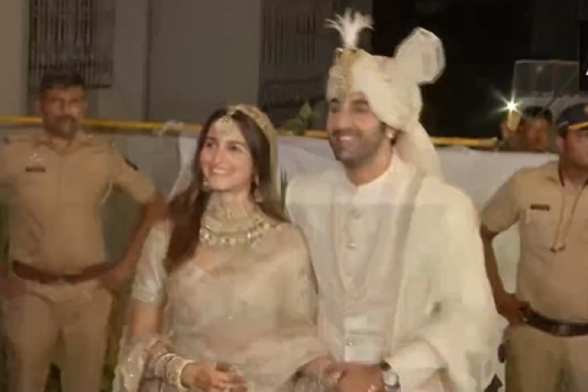 Ranbir-Alia Wedding: एक-दूजे के हुए रणबीर-आलिया, मीडिया के सामने आया क्यूट कपल