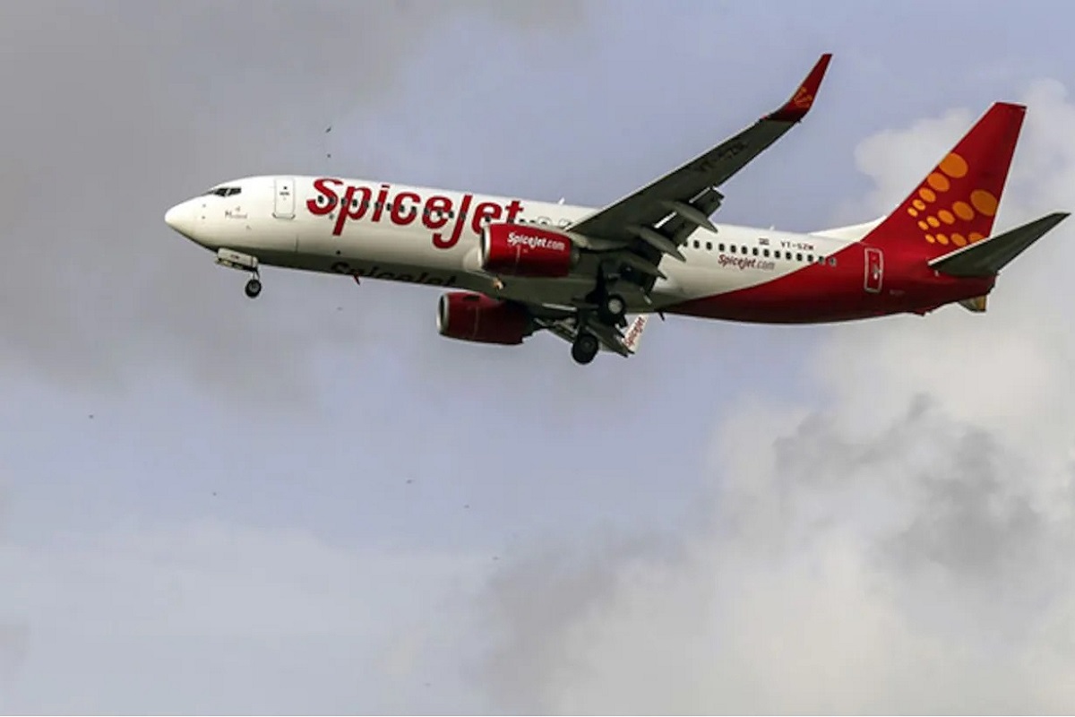SpiceJet Flight: स्पाइजजेट में बम मिलने की खबर से हड़कंप, खौफ में यात्री, फिर..