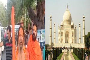 Agra News: भगवा पहन ताजमहल देखने पहुंचे संत परमहंस आचार्य को नहीं मिली एंट्री, तो भड़के हिंदू संगठन और साधु-संत