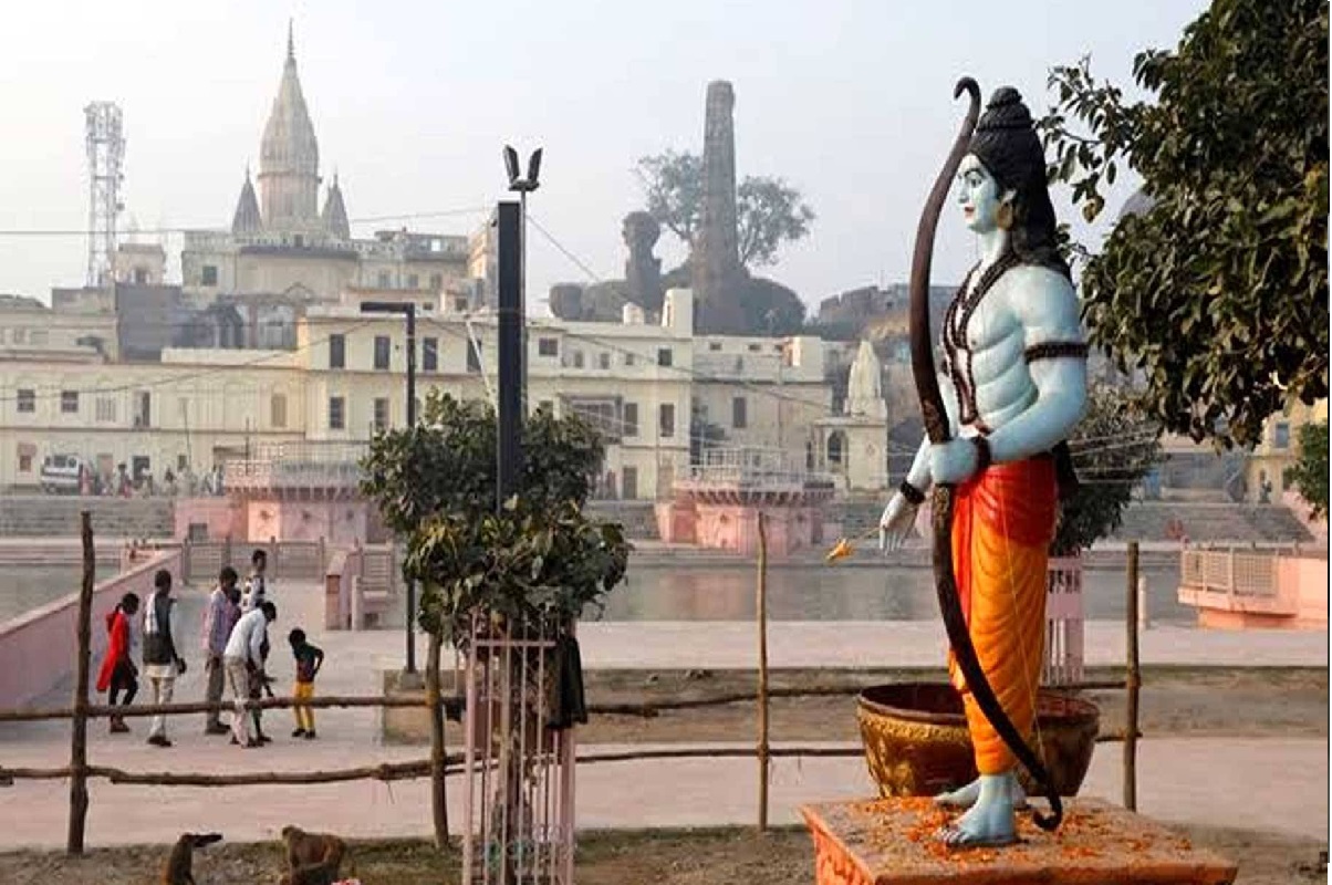 Ayodhya: अयोध्या में सांप्रदायिक दंगा भड़काने की साजिश, धर्म स्थल के बाहर फाड़कर फेंका पवित्र ग्रंथ, अपशब्द लिखे पोस्टर भी बरामद