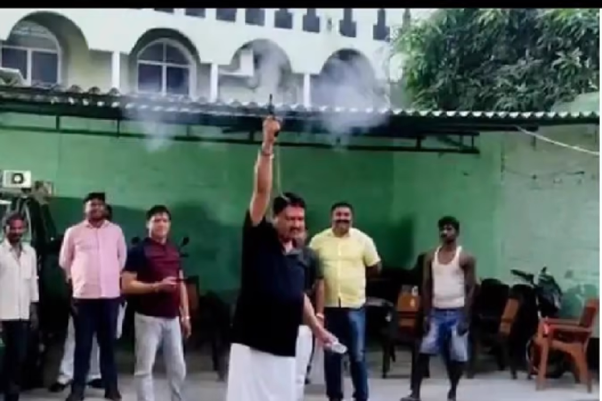 Video: बिहार निकाय चुनाव में एक सीट पर जीत की खुशी से बौखलाए कांग्रेस कार्यकर्ता, MLC समर्थक ने एक के बाद एक दागी गोलियां