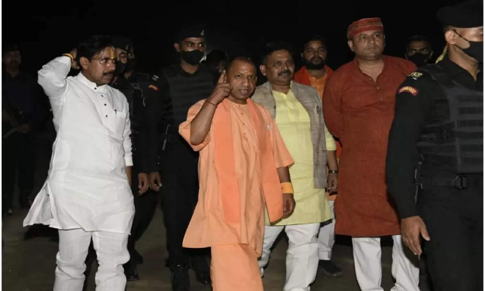CM Yogi In Action: काशी पहुंच एक्शन में दिखे सीएम योगी, औचक निरीक्षण में अधिकारियों के छूटे पसीने