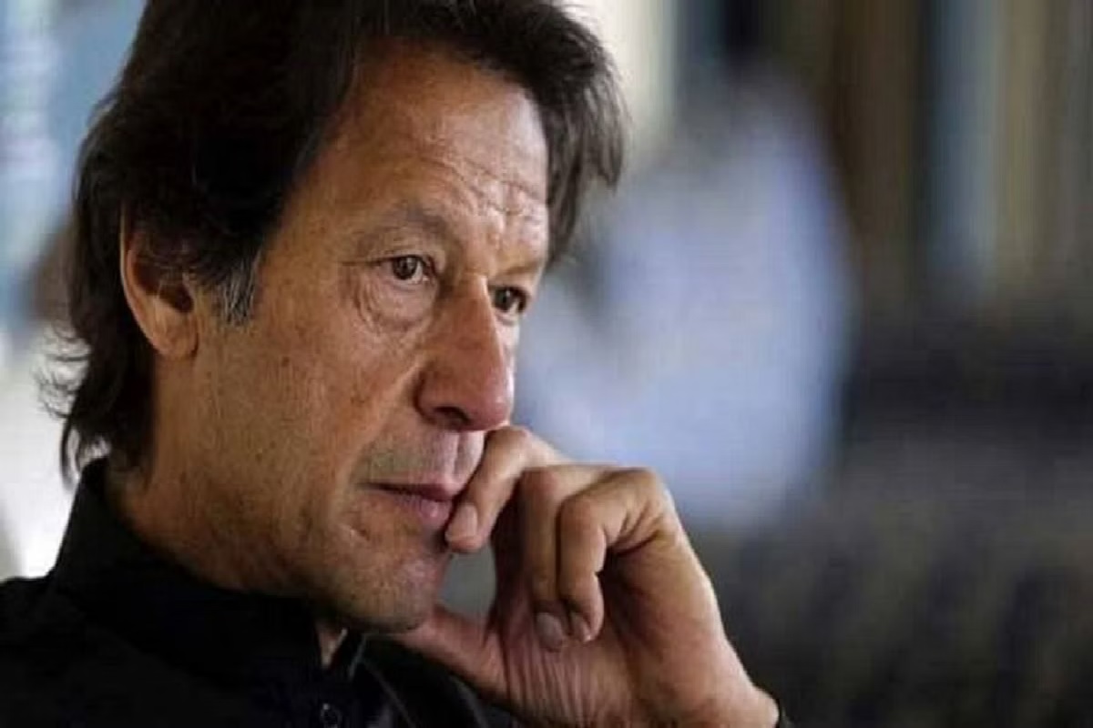 Pakistan Crisis Live: अविश्वास प्रस्ताव पर वोटिंग के दिन संसद से गायब हैं इमरान खान, रात 8 बजे हो सकती है वोटिंग