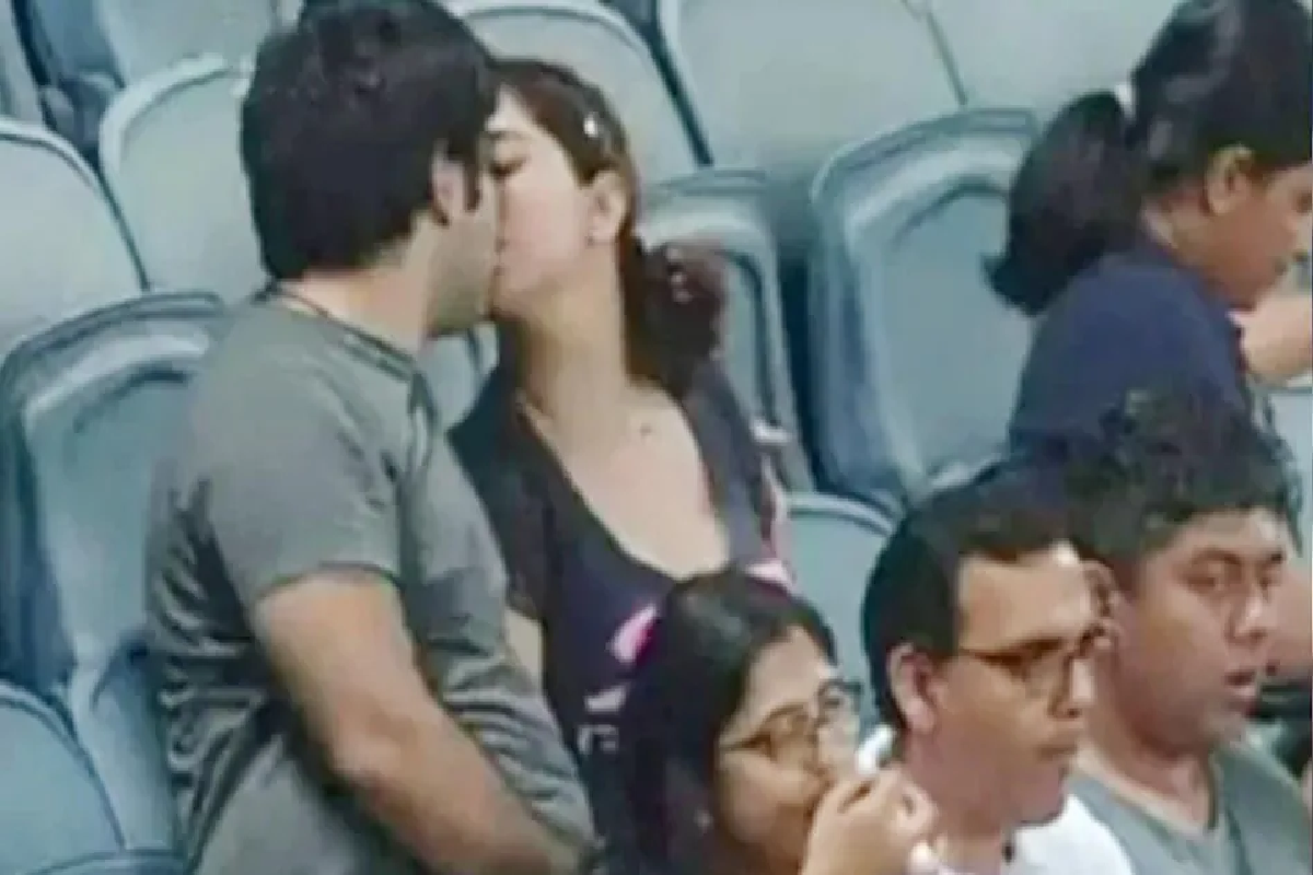 IPL 2022: स्टेडियम में Kiss करते हुए कैमरे में कैद हुआ कपल, सोशल मीडिया पर आई मीम्स की बाढ़