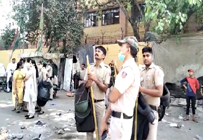 Delhi: जहांगीरपुरी हिंसा मामले में 2 और गिरफ्तार, शोभायात्रा पर फेंकी थीं कांच की बोतलें; तलवारें भी लहराई थीं