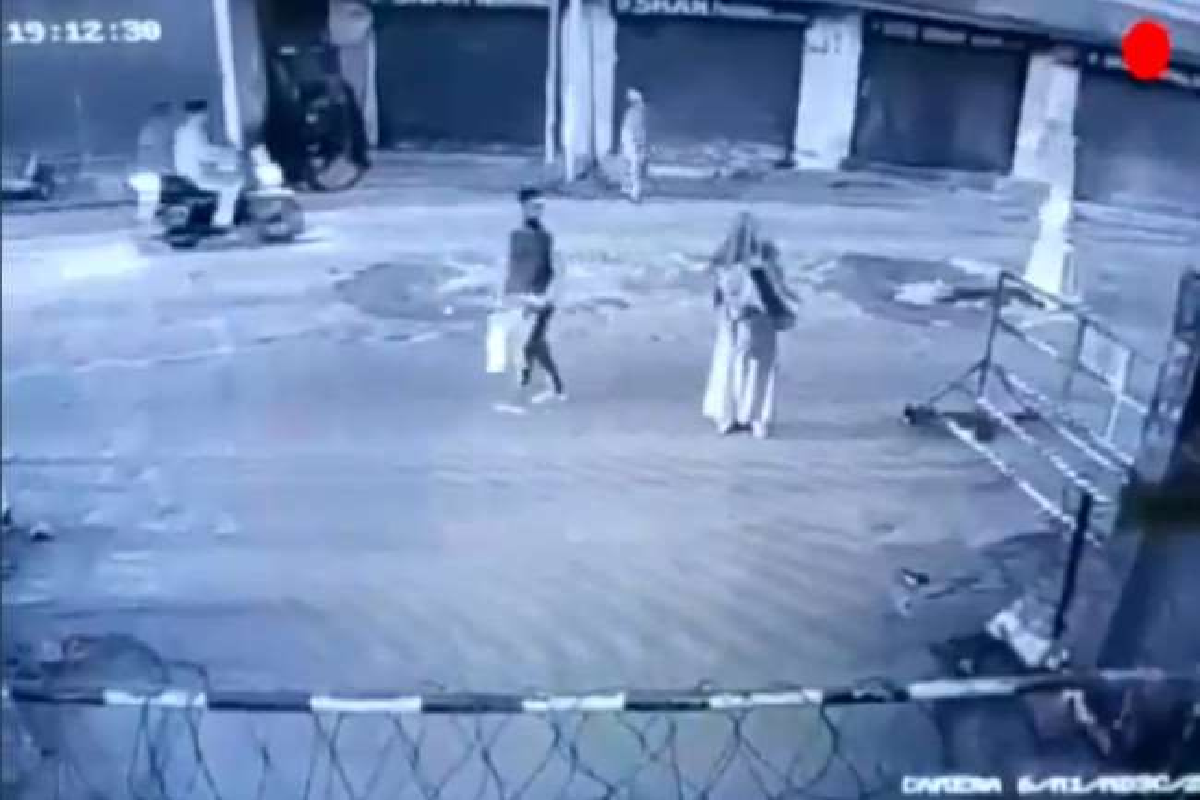 Kashmir: सोपोर में CRPF चेक पोस्ट पर पेट्रोल बम फेंकने वाली महिला गिरफ्तार, आतंकी संगठन LeT से जुड़े हैं तार