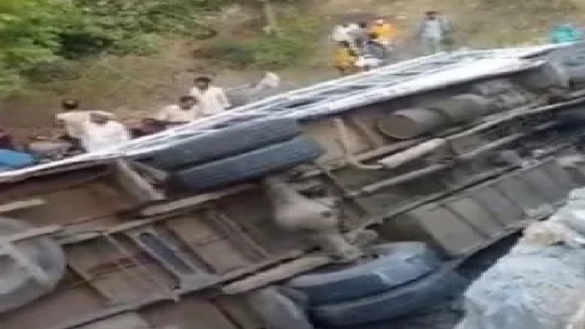 Accident: यूपी के ललितपुर में खाई में बस पलटने से 6 की मौत; 36 यात्री घायल, CM योगी ने जताया दुख