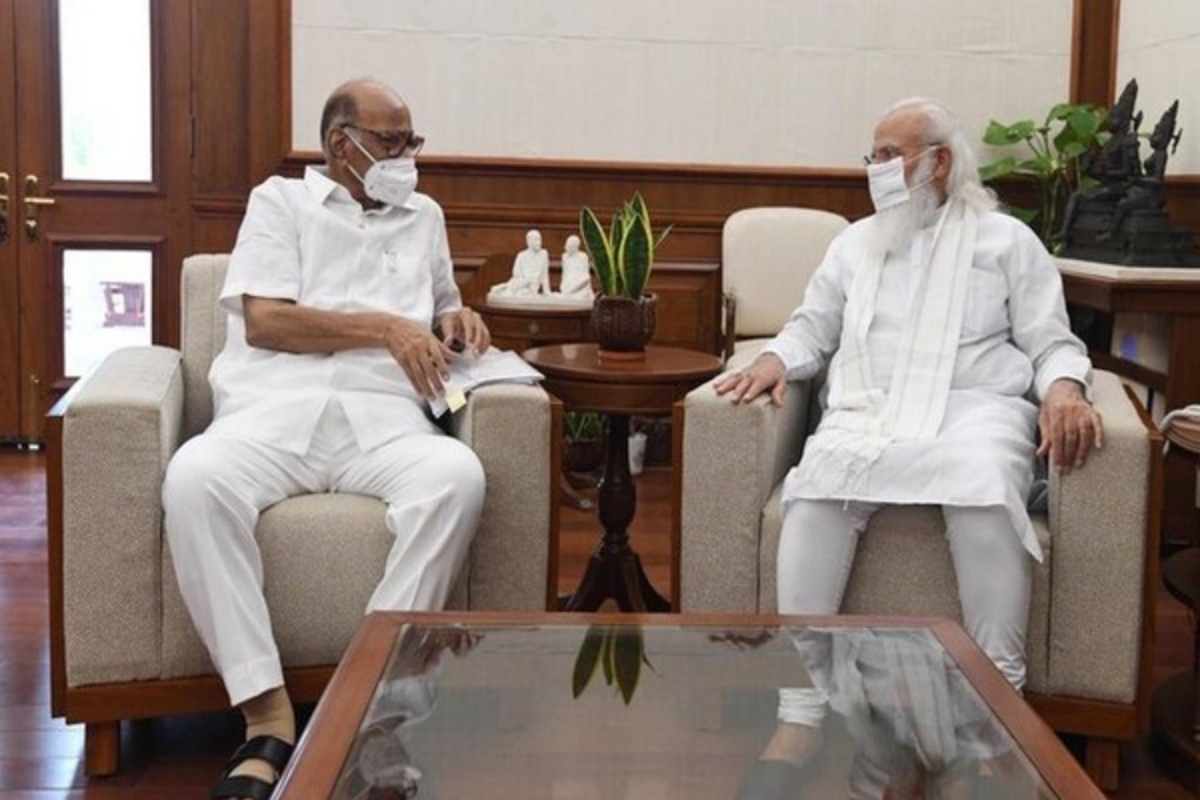 Sharad Pawar: PM मोदी से मिले शरद पवार, 20 मिनट तक हुई दोनों के बीच वार्ता, सियासी गलियारों में हलचल तेज