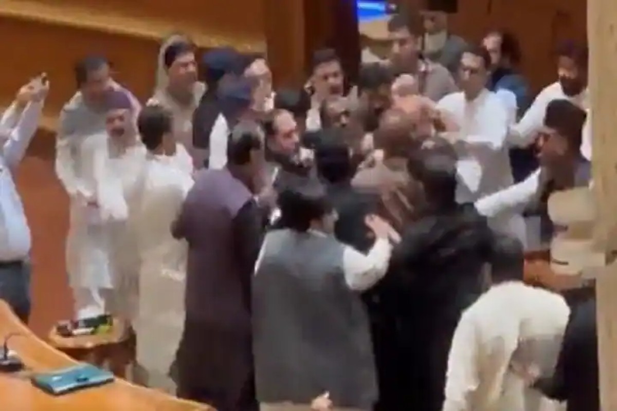 Video: पाकिस्तानी विधानसभा बना जंग का अखाड़ा, नेताओं के बीच हुई जमकर मारपीट, डिप्टी स्पीकर तक के खींचे बाल