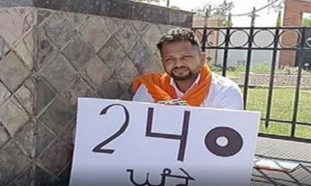 भगवंत मान के घर के बाहर भूख हड़ताल पर बैठे इस शख्स ने खोल दी नई नवेली सरकार की पोलपट्टी, कहा – 240 घंटे से ज्यादा हो चुके हैं लेकिन…