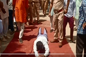 Rajasthan: पानी की समस्या को लेकर गहलोत के मंत्री के सामने दंडवत हुआ सामाजिक कार्यकर्ता, पुलिस के रोकने पर गर्म हुआ माहौल