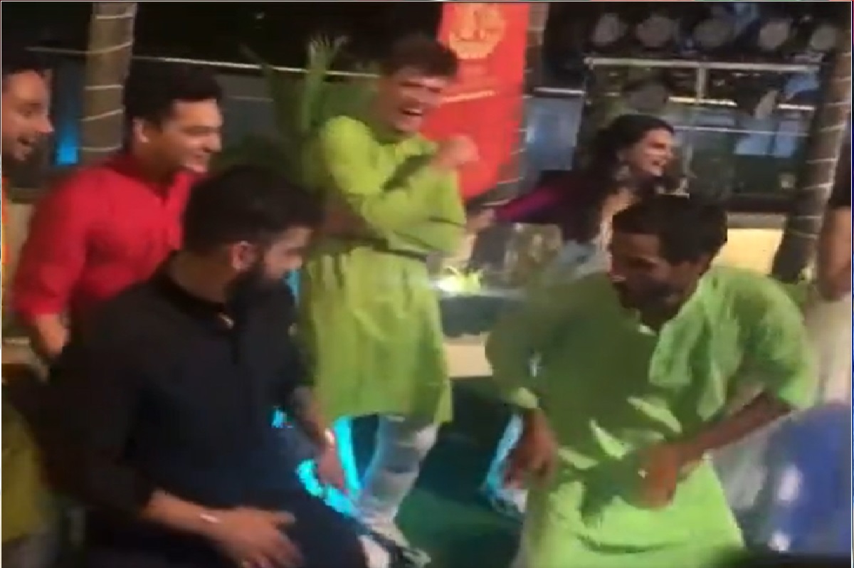 Virat Kohli Dance Video: मैक्सवेल की वेडिंग पार्टी में जमकर नाचे विराट कोहली, ब्लैक कुर्ते में डांस करते वीडियो हुआ वायरल