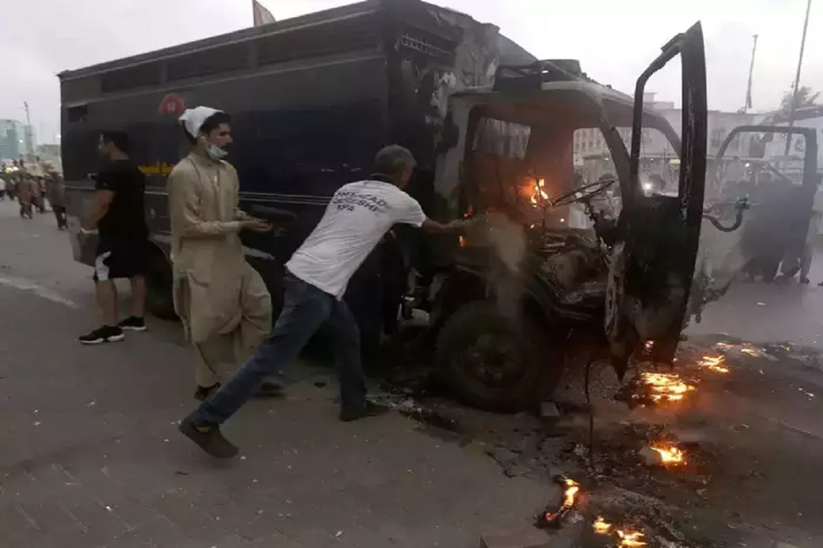Pakistan Political Drama: पाकिस्तान में इमरान खान के मार्च से गृहयुद्ध के हालात, राजधानी इस्लामाबाद में आगजनी, पुलिस ने दी ये वॉर्निंग