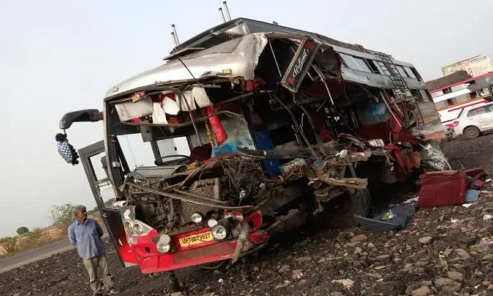 Kota Road Accident: चलती बस से गुटखा थूंकना पड़ा भारी, खड़े ट्रेलर से टकराई; 4 की मौत