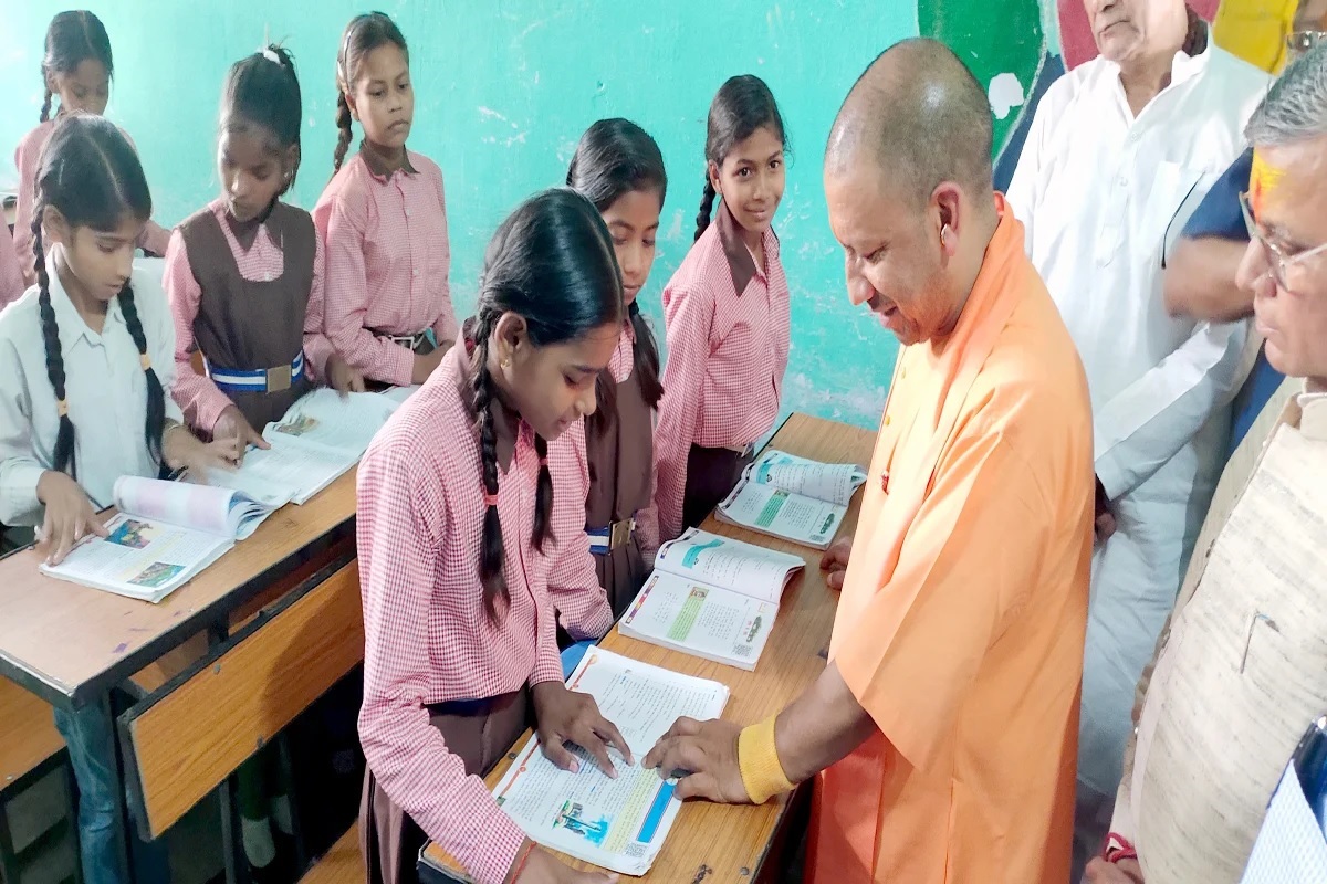UP News: CM योगी के संकल्प से बदली बेसिक शिक्षा की दशा और दिशा, किया स्कूल चलो अभियान का शुभारंभ