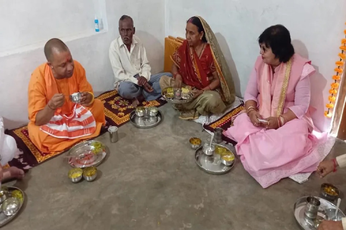 CM Yogi in Ayodhya: सीएम योगी ने अयोध्या में दलित के घर किया ‘सह भोज’, दिया सामाजिक समरसता का संदेश