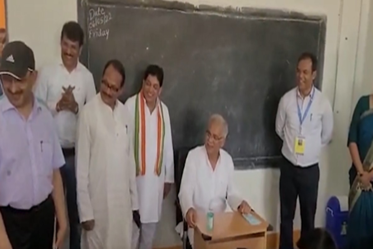 VIDEO: स्कूली बच्चों से मुखातिब हुए CM भूपेश बघेल, की उनसे मजेदार गुफ्तगू, देखिए वीडियो