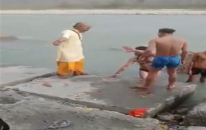 Viral Video: ‘गंगा घाट’ पर बैठकर पी रहे थे शराब, पंडित जी ने हाथ में डंडा लेकर सिखाया सबक