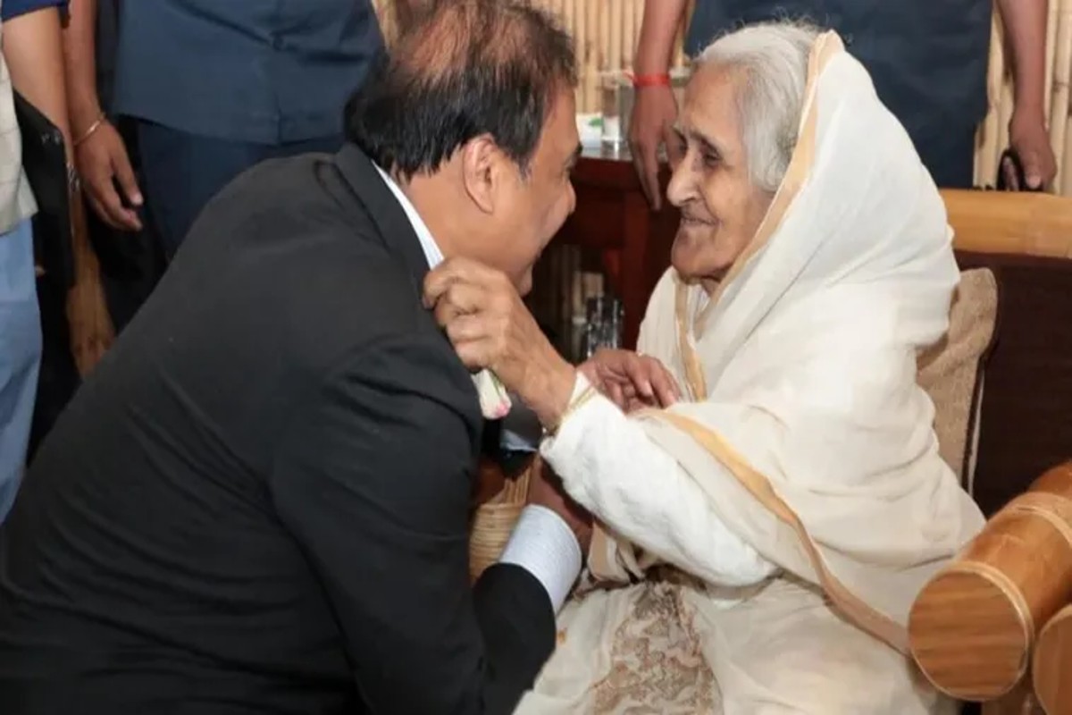 ‘आप में मोदी जी की झलक दिखती है, एक दिन प्रधानमंत्री बनेंगे’, बुजुर्ग महिला से मुखातिब हुए हिमंत बिस्व सरमा, तो मिली ऐसी दुआएं