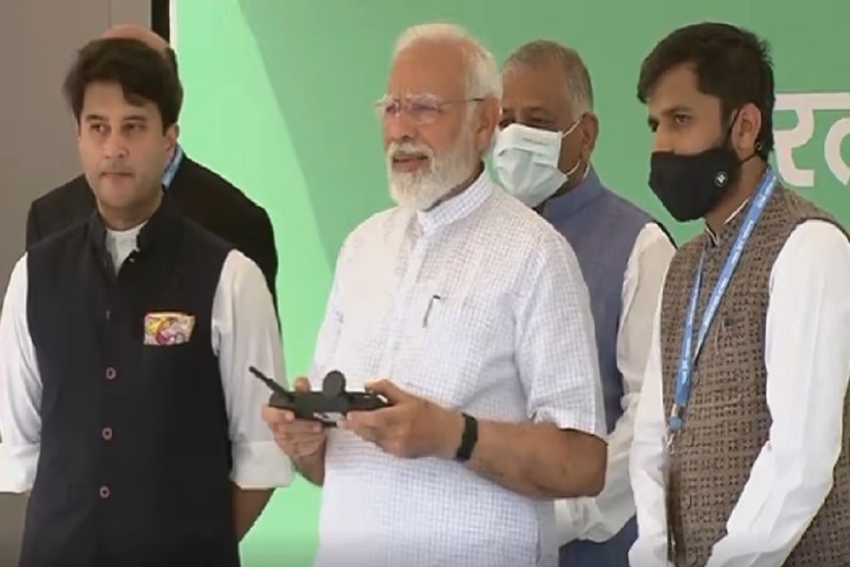 Video: ‘भारत ड्रोन महोत्सव’ में दिखी मेक इन इंडिया की झलक, ड्रोन उड़ाते दिखे प्रधानमंत्री मोदी