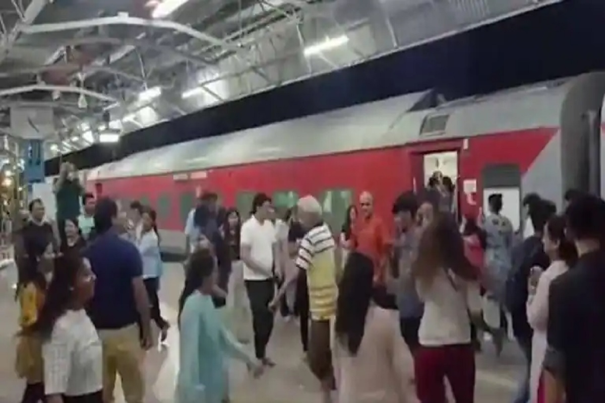 Viral Video: जब रेलवे स्टेशन पर ट्रेन से उतरकर गरबा करने लगे यात्री, रेलमंत्री ने साझा किया वीडियो, जानें क्या है मामला
