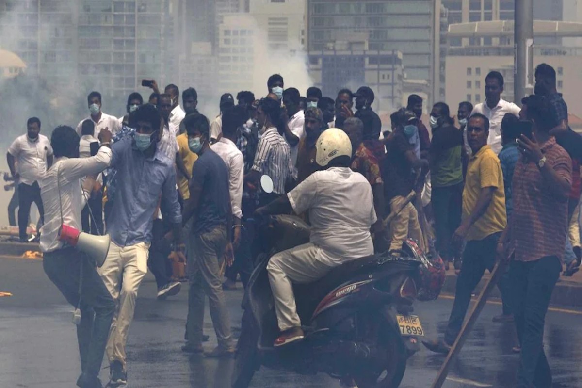 Sri Lanka crisis: श्रीलंका में दंगाइयों का तांडव जारी, भयावह हुए हालात, सरकार ने दिया देखते ही गोली मारने का आदेश