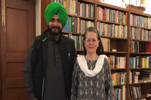 Punjab: नए विवाद में ‘बागी’ नवजोत सिद्धू, हरीश चौधरी ने सोनिया गांधी को भेजा लेटर बम