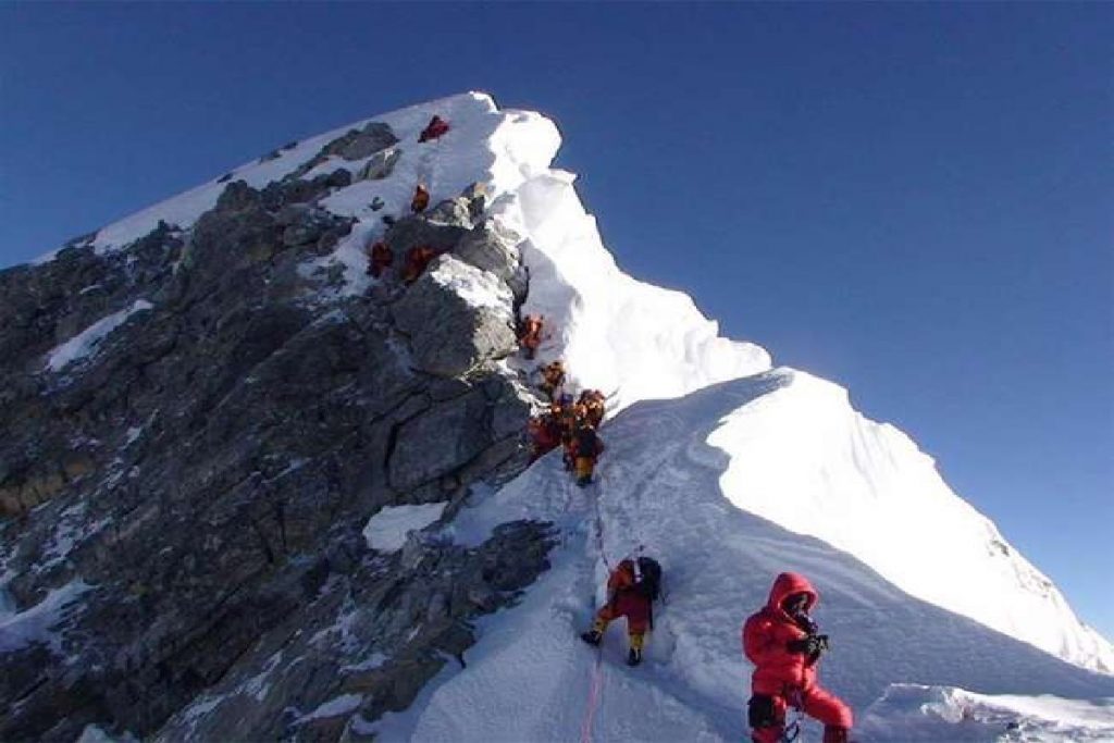 Surgeon couple from Gujarat become Mount Everest
