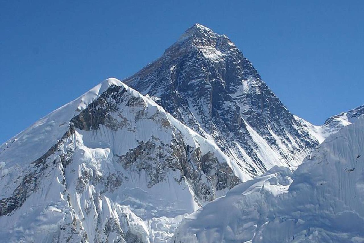 Surgeon couple from Gujarat become Mount Everest..