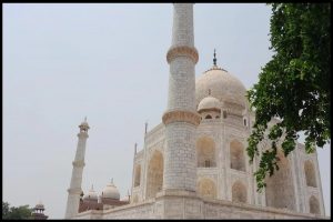 Agra News: ‘नमाज़ पढ़ने गए, रोज़े गले लग गए’..हैदराबाद के पर्यटकों ने ताजमहल में पढ़ी नमाज़ तो हुए गिरफ्तार