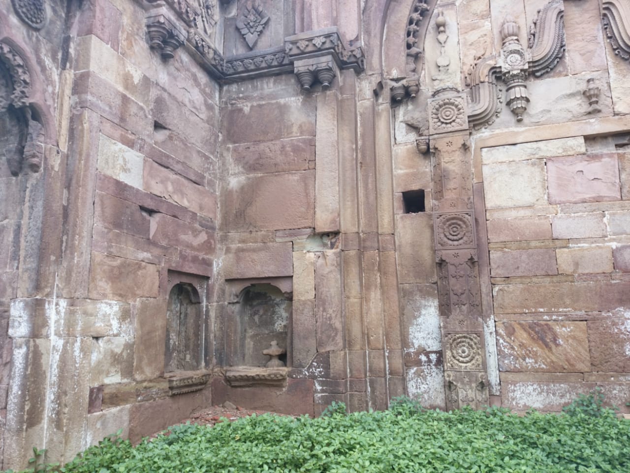 Gyanwapi Masjid Case: अब ज्ञानवापी मस्जिद परिसर की दीवारों में शिवलिंग और हिंदू कलाकृतियां की तस्वीर आई सामने