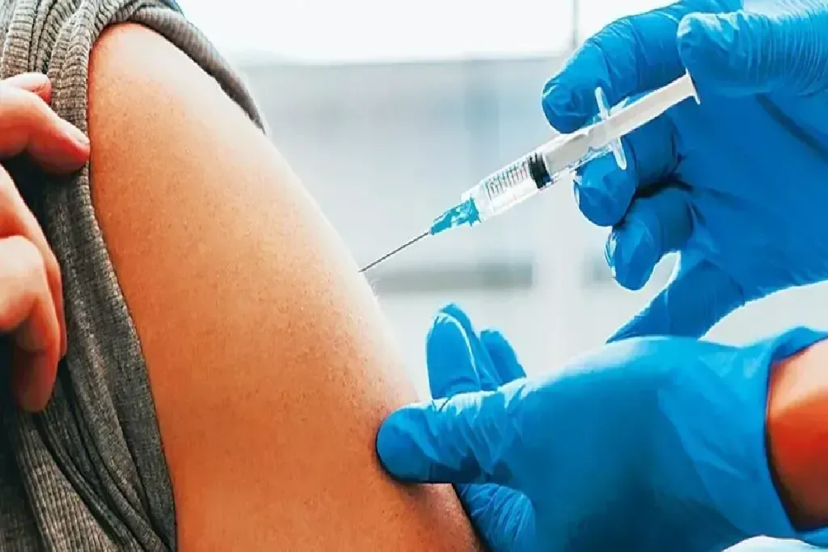 Uttar Pardesh Goverment: एक भी नागरिक टीकाकवर से न रहे वंचित, बूस्टर टीकाकरण केंद्रों के बारे में आमजन को करें जागरूक-सीएम