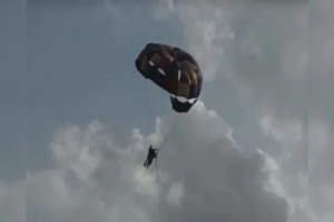 Daman: पैरासेलिंग के दौरान हवा से जमीन पर गिरे 3 लोग, रोंगटे खड़े कर देगा ये वायरल वीडियो