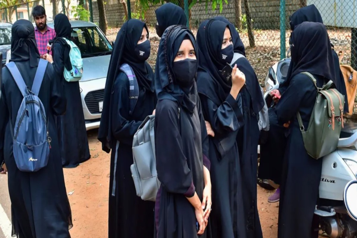 Hijab Row: छात्राओं को महंगा पड़ गया हिजाब पहनना, यूनिवर्सिटी ने ऐसा करके सिखा दिया कड़ा सबक, कहा- बर्दाश्त नहीं करेंगे…!