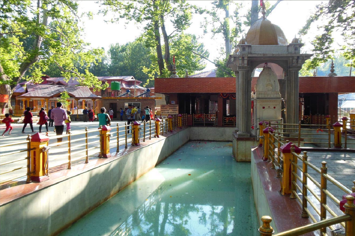 Kheer Bhawani Temple: इस मंदिर के कुंड का पानी बदल रहा रंग, दहशत में जी रहे लोग