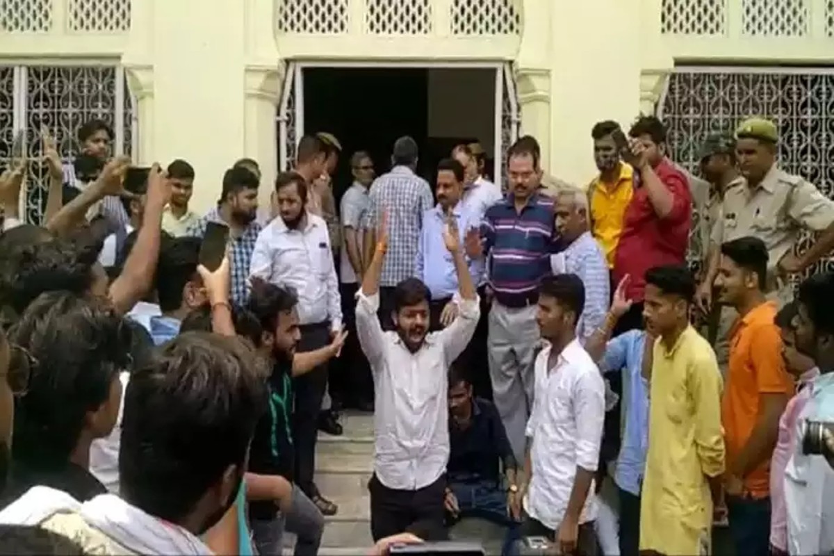 Lucknow University: लखनऊ यूनिवर्सिटी के प्रोफेसर का हिंदू धर्म पर आपत्तिजनक बयान, भड़के छात्रों ने की कड़ी कार्रवाई की मांग 