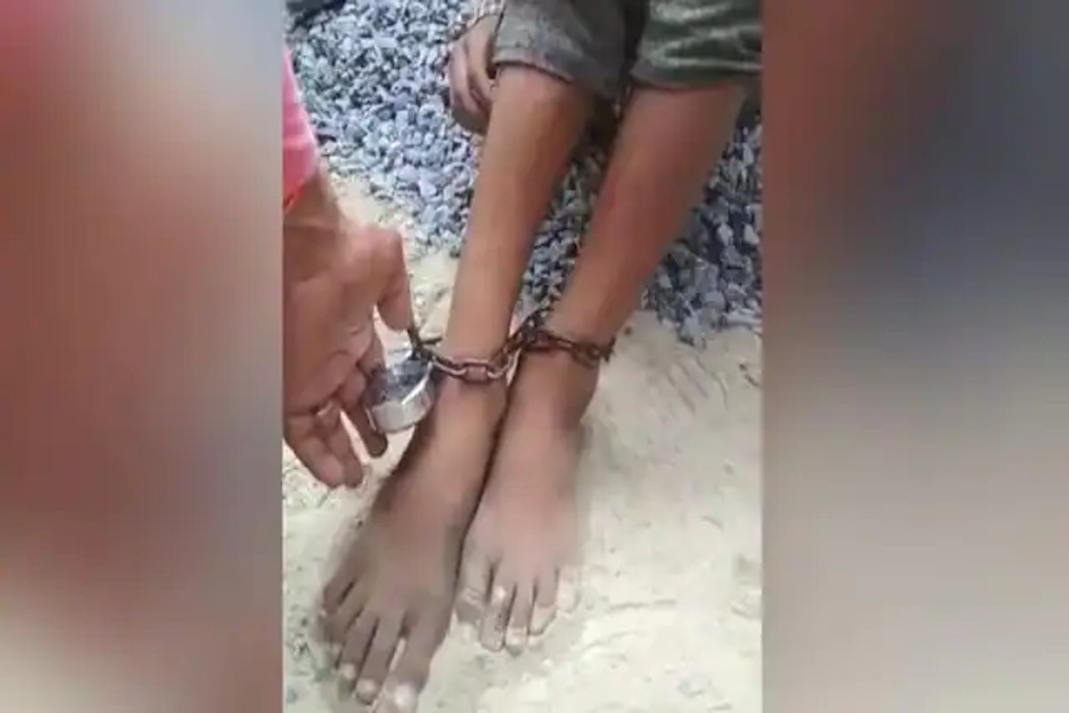 Video: ‘मुझे मदरसा नहीं जाना है, पैरों में जंजीर बांधकर बेतों से होती है पिटाई, बच्चे ने बयां किया दर्द, फिर भी नहीं पसीजा मां-बाप का दिल