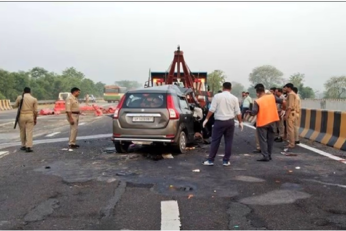 UP: मथुरा में यमुना एक्सप्रेसवे पर भीषण हादसा, अज्ञात वाहन से कार टकराने से एक ही परिवार के 7 लोगों की मौत
