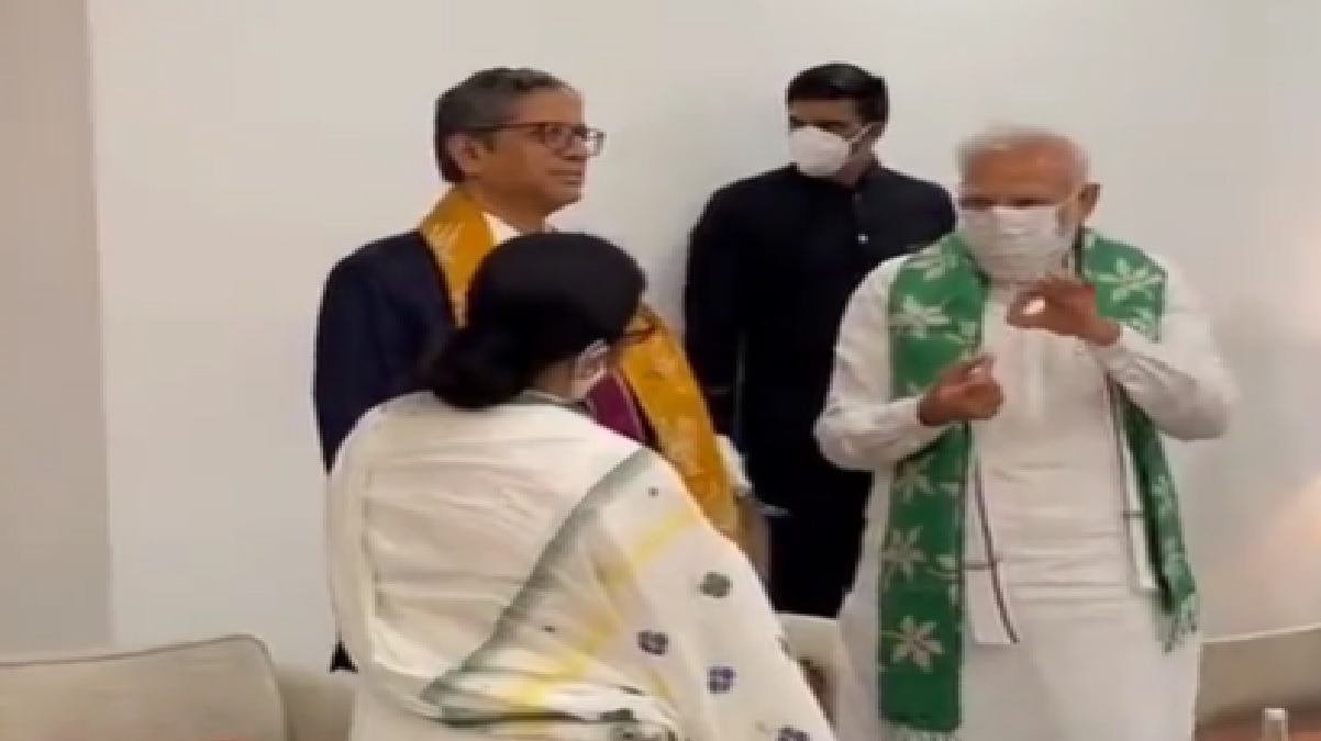 Delhi: ममता को लाल मिर्च का पेस्ट बनाने तरीका समझाते नजर आए PM मोदी, वायरल Video पर यूजर्स ने लिए मजे