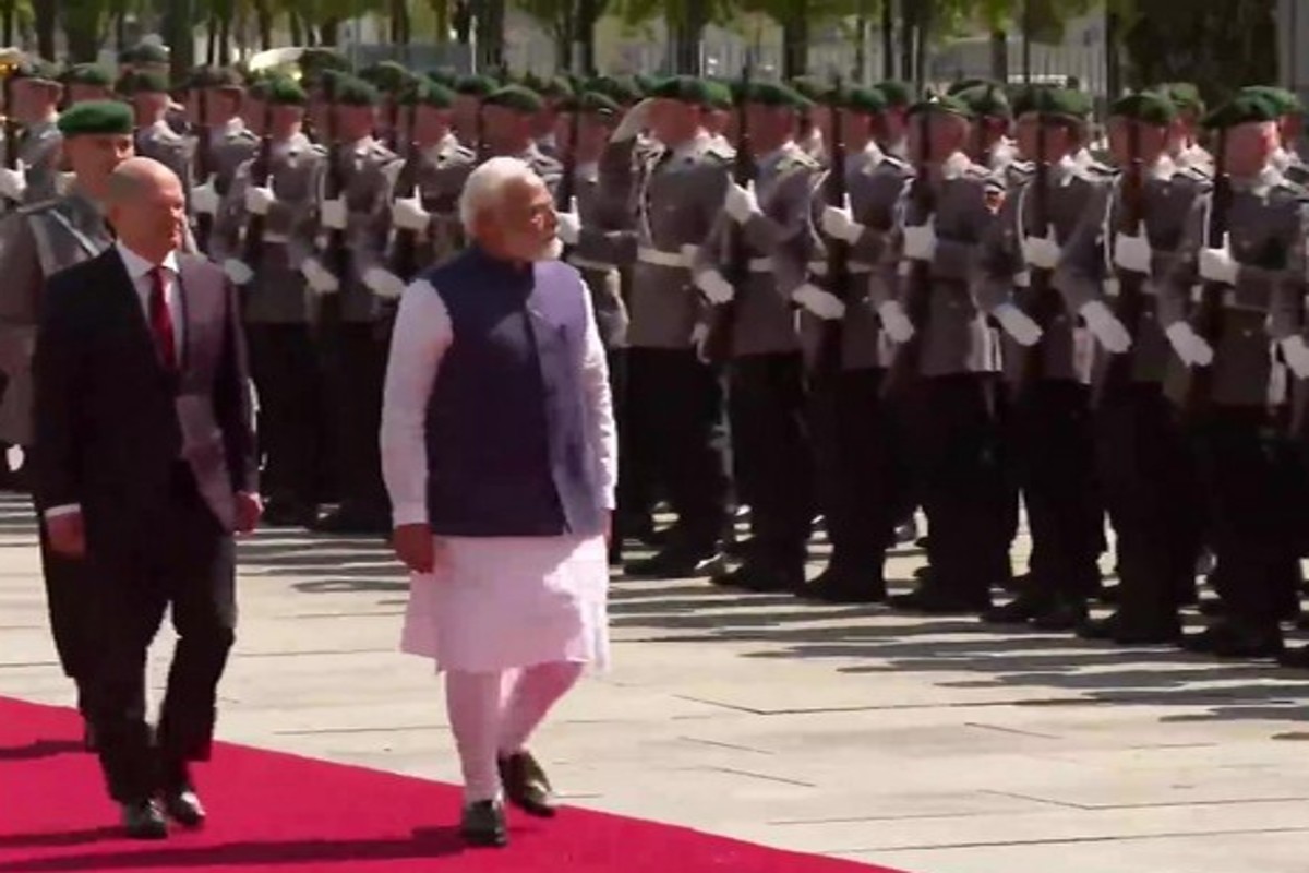 PM Modi in Germany: बर्लिन दौरे पर पहुंचें पीएम मोदी को दिया गया ‘गार्ड ऑफ ऑनर’, जर्मनी के चांसलर से भी की मुलाकात