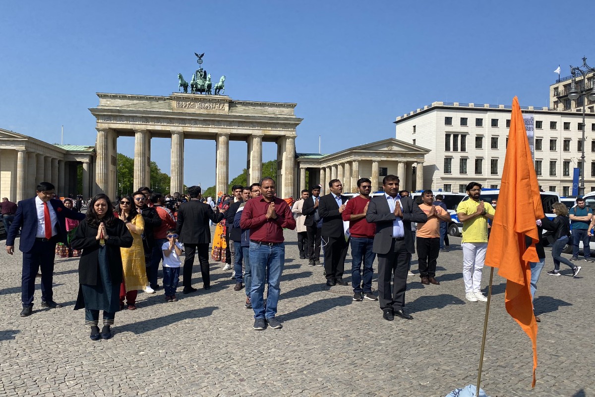 PM Modi in Germany: PM मोदी के दौरे के बीच बर्लिन से आई ये तस्वीर, शहर के ब्रांडेनबर्ग गेट में फहराया गया भगवा झंडा