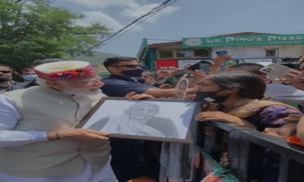 Video: PM मोदी को युवती ने भेंट की उनकी मां की पेटिंग, फिर हुआ कुछ ऐसा कि प्रधानमंत्री ने युवती से कहा- ‘कोई बात नहीं’