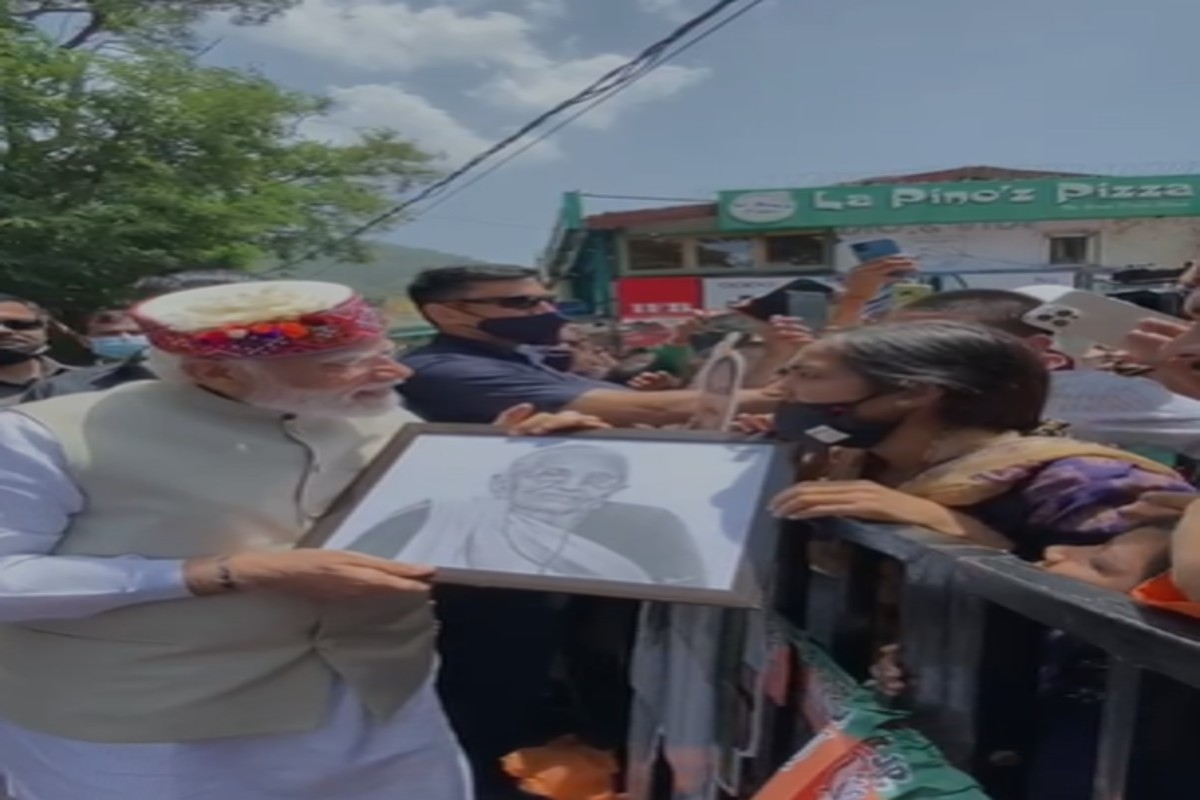 Video: PM मोदी को युवती ने भेंट की उनकी मां की पेटिंग, फिर हुआ कुछ ऐसा कि प्रधानमंत्री ने युवती से कहा- ‘कोई बात नहीं’